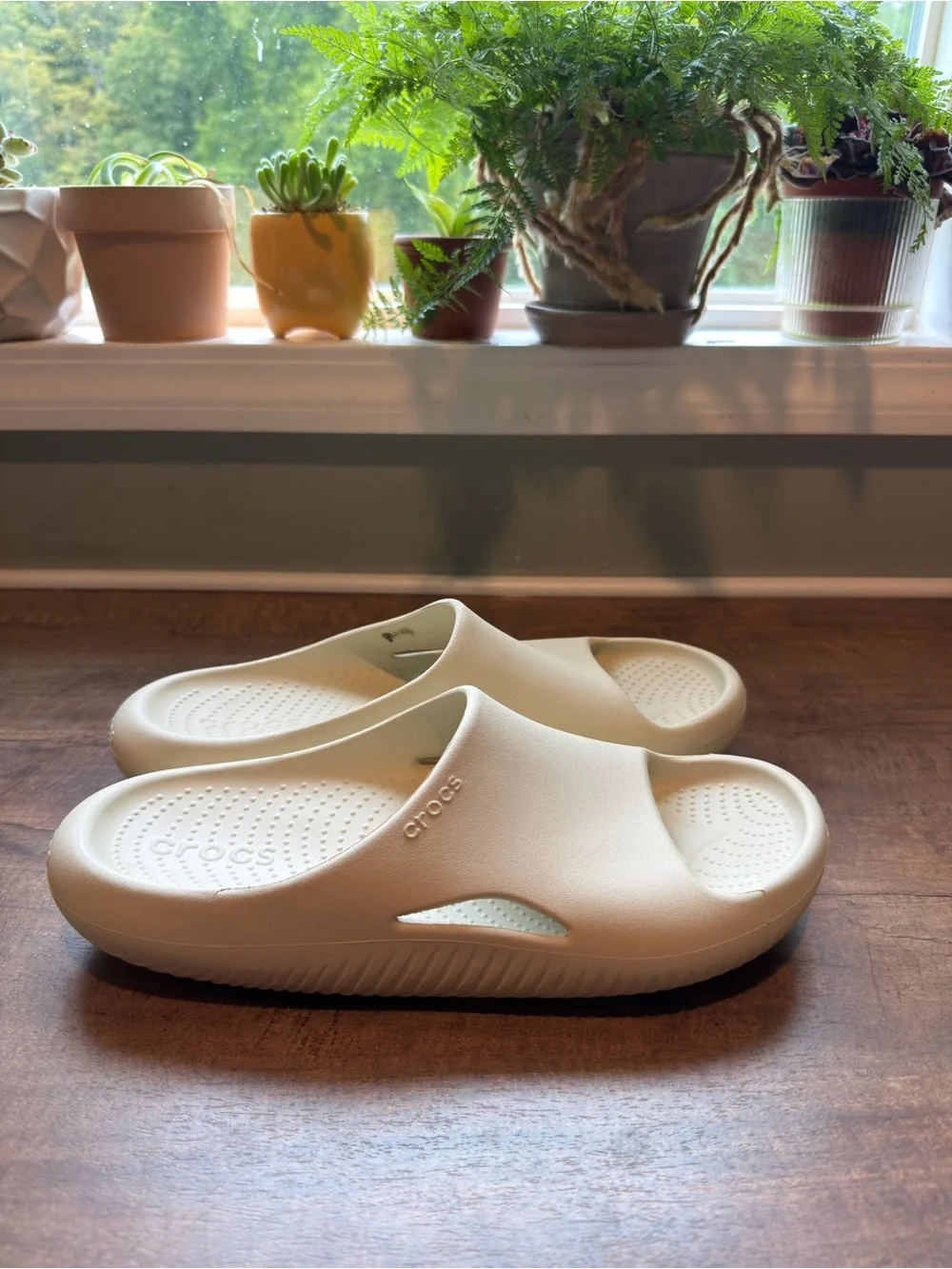 Crocs Men’s Slide Sandals Beige Slip On Solid Logo Accent US 12